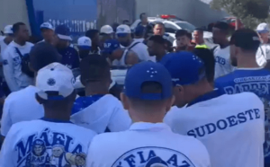 Máfia Azul cobra jogadores do Cruzeiro na porta do CT; Veja