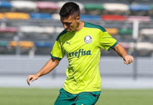 Atuesta volta a treinar no Palmeiras após lesão: 'Acostumando a tocar na bola de novo'