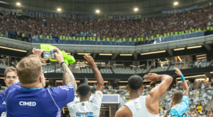 Cruzeiro divulga os bastidores da vitória na casa nova do rival: 