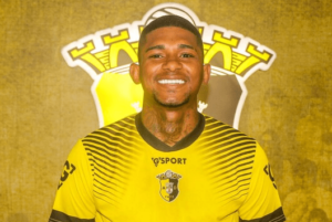 Atacante reforça o Ypiranga-RS após três temporadas em Portugal