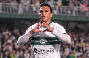 Coritiba vence com dois gols de Robson e atacante comemora: 'Feliz com o momento'