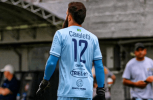 Goleiro renova para 8ª temporada no Ypiranga-RS; Zagueiro ex-Caxias-RS é novidade