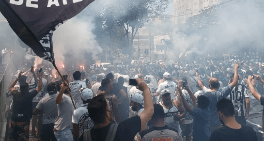 torcida atlético protesto contra thiago neves