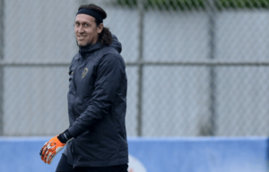 Cássio pede para Corinthians manter ofensividade: 'Há tempo que goleiro rival não era o melhor'
