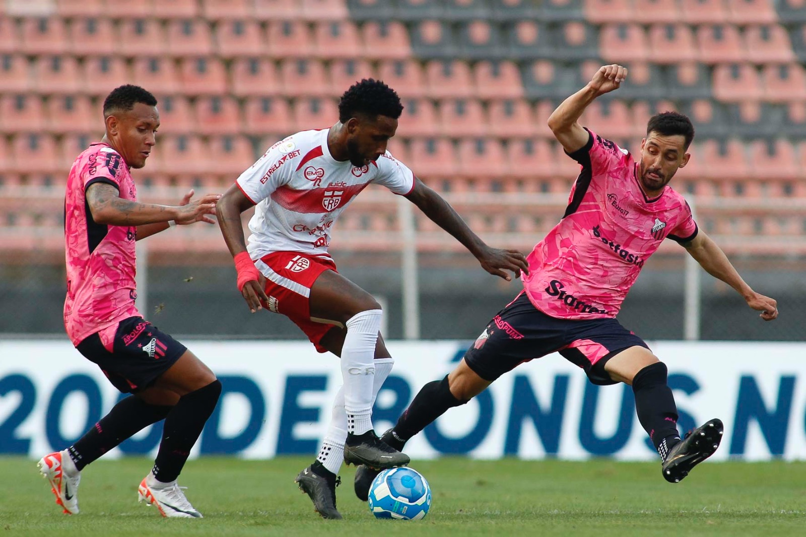 Em jogo de quatro gols, CRB e Ituano ficam no empate no Rei Pelé