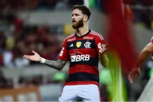 Léo Pereira sofre fissura no tórax e pode desfalcar Flamengo no duelo com o Santos