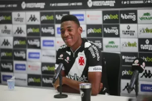 Léo Pelé, ex-São Paulo, é criticado pela torcida do Vasco após falhar em derrota para o Inter