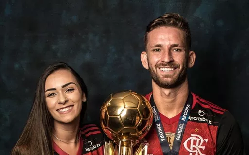 Zagueiro do Flamengo revela fim de relacionamento, mas nega traição