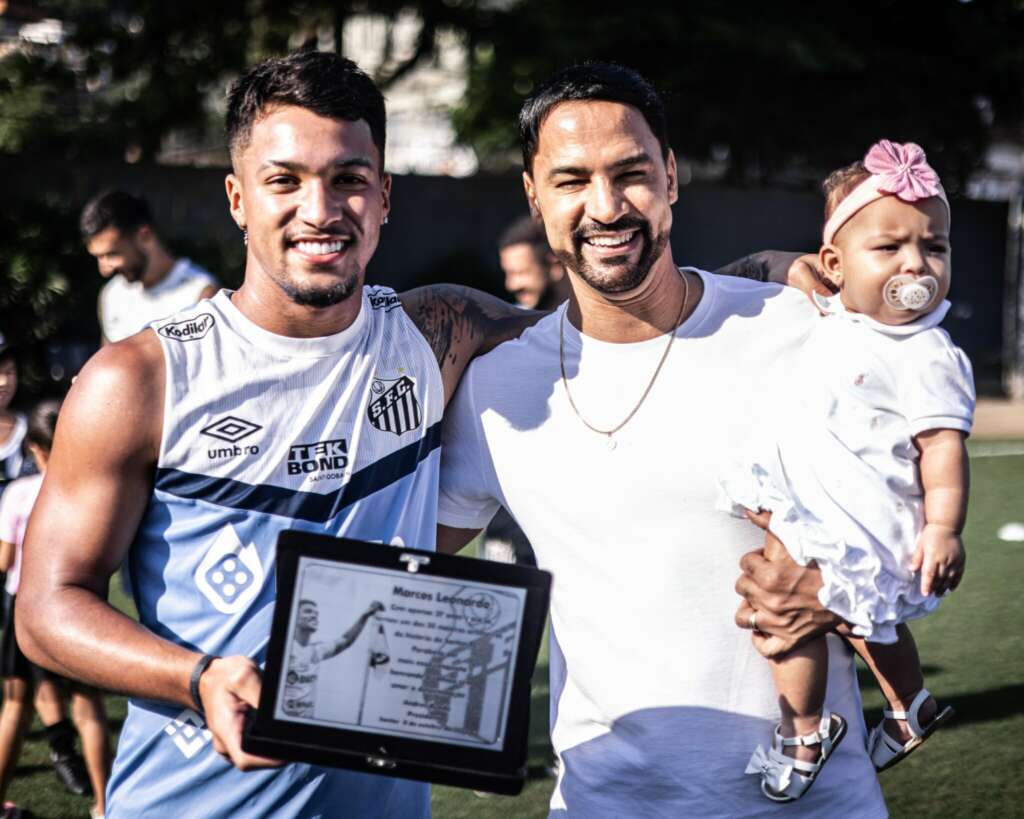 Marcos Leonardo e Camacho recebem homenagem no CT do Santos