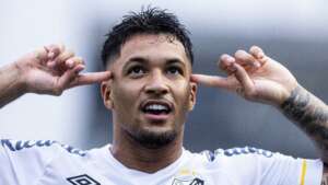 Marcos Leonardo deixa ida iminente à Europa em segundo plano e assume posto de líder no Santos