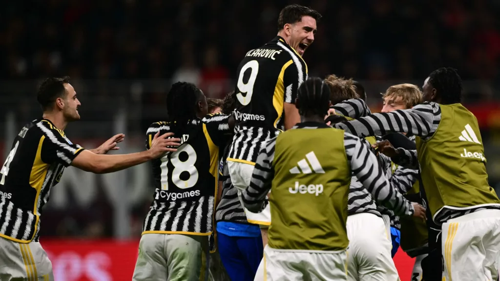 ITALIANO: Juventus vence no fim e dorme na liderança isolada