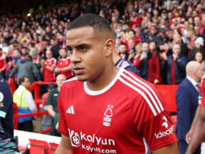 Ex-Corinthians estreia pelo Nottingham Forest com nome 'bizarro' em camisa