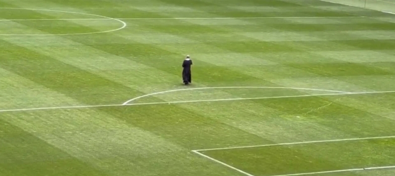 Com a graça de Deus! Padre colorado abençoa o Beira-Rio antes de Inter x  Fluminense, internacional