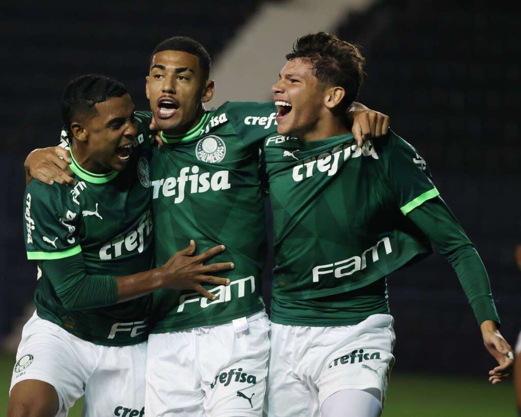 BRASILEIRO SUB-17: Palmeiras leva 2 gols no fim, mas vence o Corinthians na semifinal