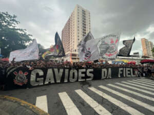 Torcedores protestam contra diretoria no Parque São Jorge: 'Entreguem o Corinthians ao povão'