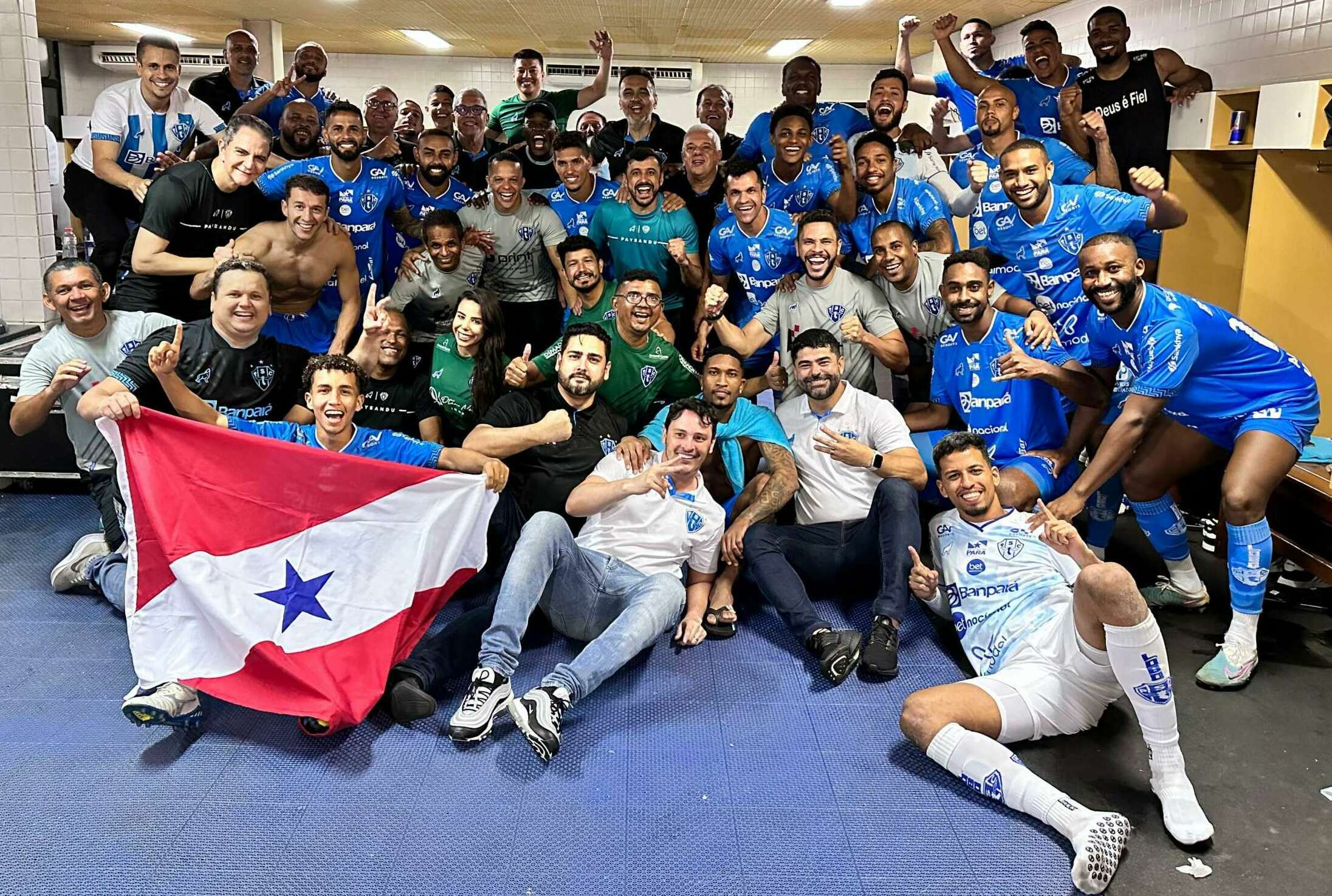 Acesso do Paysandu à Série B tem estádio nas cores do clube e foguetório. Veja detalhes! 3 psc