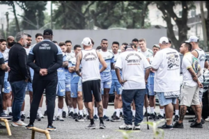 Torcida do Santos conversa com time, mantém apoio, mas considera 'vexame' a derrota no Sul