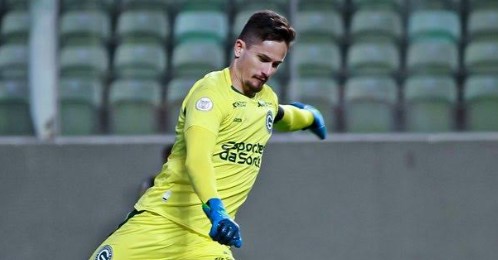 Tadeu, do Goiás, é eleito o melhor goleiro do mês de setembro do Brasileirão