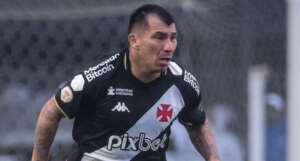 Medel é absolvido na Justiça e reforça o Vasco no clássico