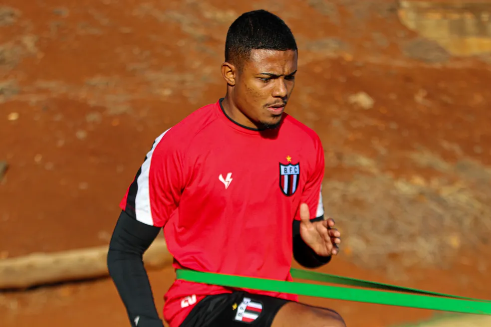 Erickson, durante treino do Botafogo-SP