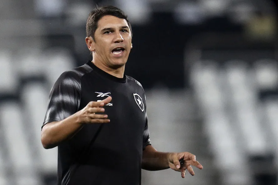 Lucio Flavio deixa o Botafogo e se despede desejando que trabalho no ano ‘seja coroado’