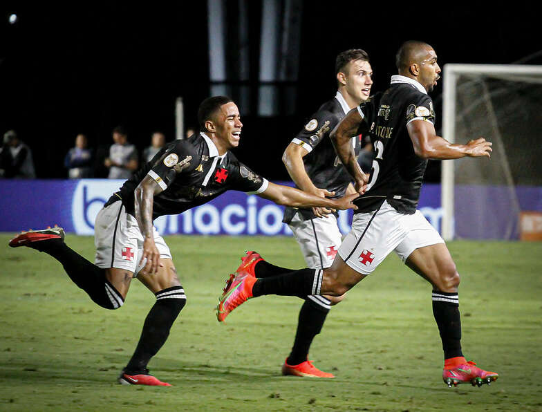 Vasco vence Botafogo, deixa Z4, e briga pelo título do Brasileirão embola  de vez