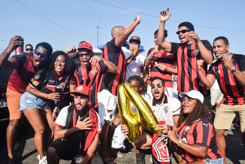 Torcida do Vitória invade aeroporto para apoiar delegação antes de viagem (Foto: Victor Ferreira/EC Vitória)