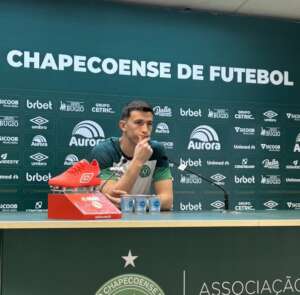 Série B: Chapecoense se salva do rebaixamento e goleiro comemora: 'Felicidade imensa'