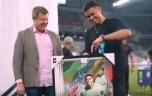 Antes do empate, Athletico festeja goleiro campeão