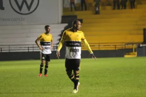 Arilson festeja o bom momento do Criciúma na Série B: 