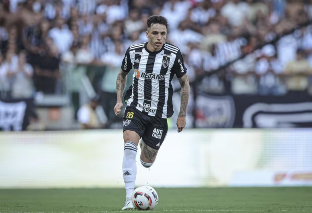 Atlético-MG renova contrato com o lateral-direito Saravia até dezembro de 2025