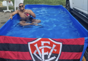 Torcedor do Vitória monta piscina no estacionamento do Barradão antes de jogo com o Sport