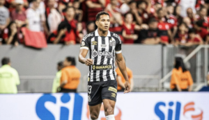 Lateral João Lucas celebra vitória do Santos diante de ex-clube