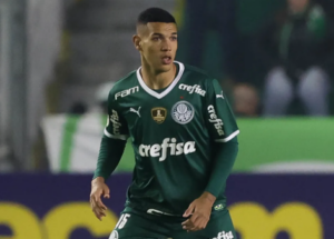 'O treino reflete no jogo', diz Naves após maior série de vitórias do Palmeiras no Brasileiro
