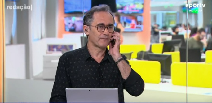 Apresentador Marcelo Barreto surpreende e atende celular ao vivo no SporTV: ‘Alô, picareta’