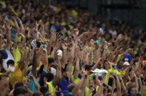 Torcida do Vasco canta o hino no Maracanã e é recebido com: 