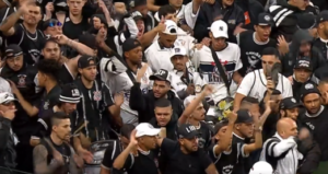Torcida do Corinthians se revolta com goleada, invade campo, ameaça jogadores e diretoria