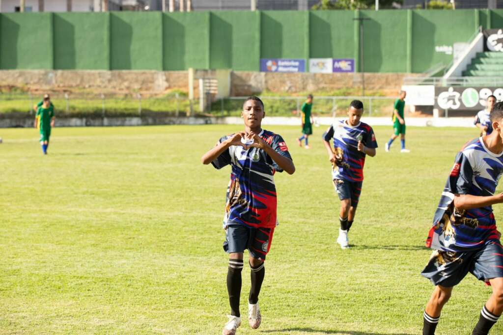 Filho de ex-lateral do Corinthians acerta com clube sergipano