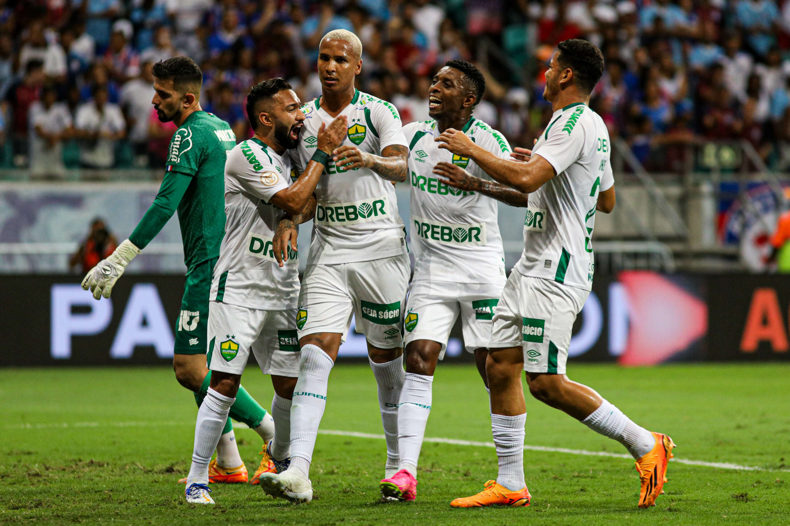 Em 1º jogo após título, Vitória vence e complica o Sport na briga