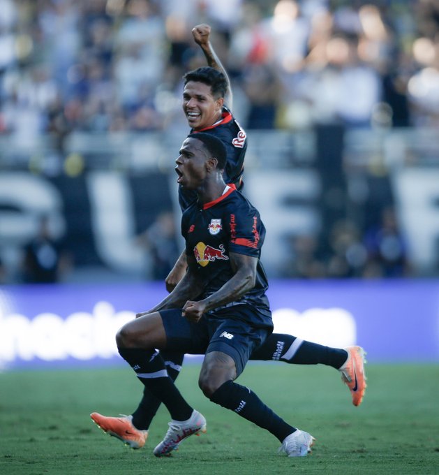 Helinho comemora gol contra o Corinthians 1