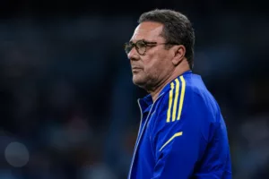 Roger Machado e Vanderlei Luxemburgo são as principais opções para assumir o Cruzeiro