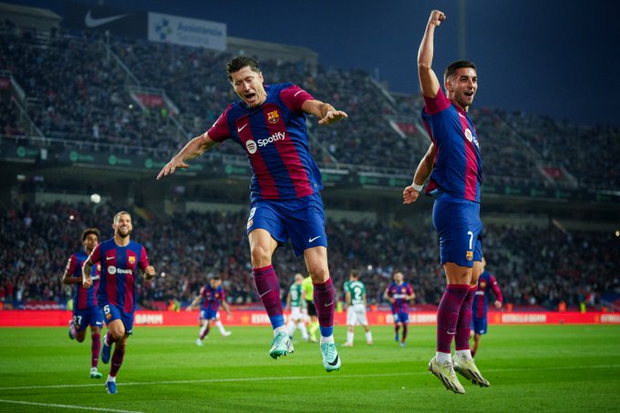 Lewandowski marca e Barcelona vence