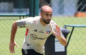 Lucas Moura faz trabalhos leves no gramado após 12 dias da lesão em reapresentação do São Paulo