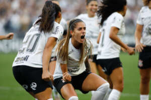 PAULISTA FEMININO: Corinthians derrota o Palmeiras e fica perto da semifinal