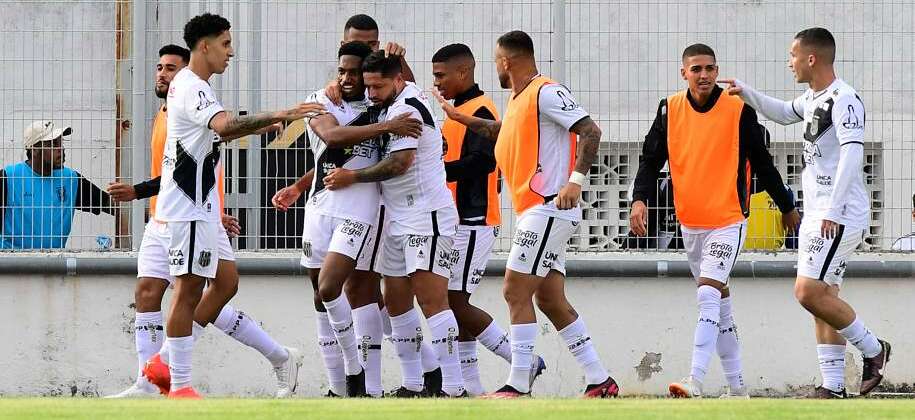 Caíque França, goleiro do Corinthians, passa por cirurgia