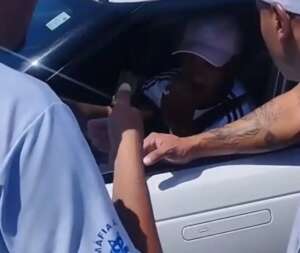Torcida do Cruzeiro protesta no CT do clube e ameaça jogadores: 'A gente vai pegar'