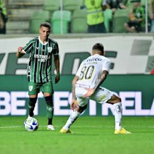 Rodriguinho sofre traumatismo cranioencefálico em jogo do América-MG e aguarda novos exames