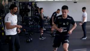 Rojas retorna e Mano Menezes ensaia Corinthians para o duelo com o Bahia