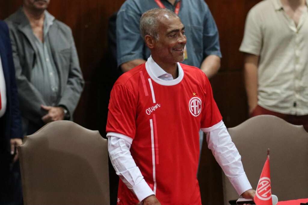 ‘Baixinho’ Romário é eleito presidente do tradicional América-RJ