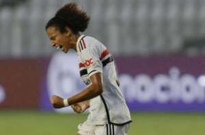 PAULISTA FEMININO: São Paulo bate Corinthians de virada, quebra tabu e abre vantagem na final